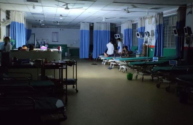 वीरगञ्जमा आइसीयूमा बत्ती गइराखेपछि मोबाइल लाइट बालेर उपचार